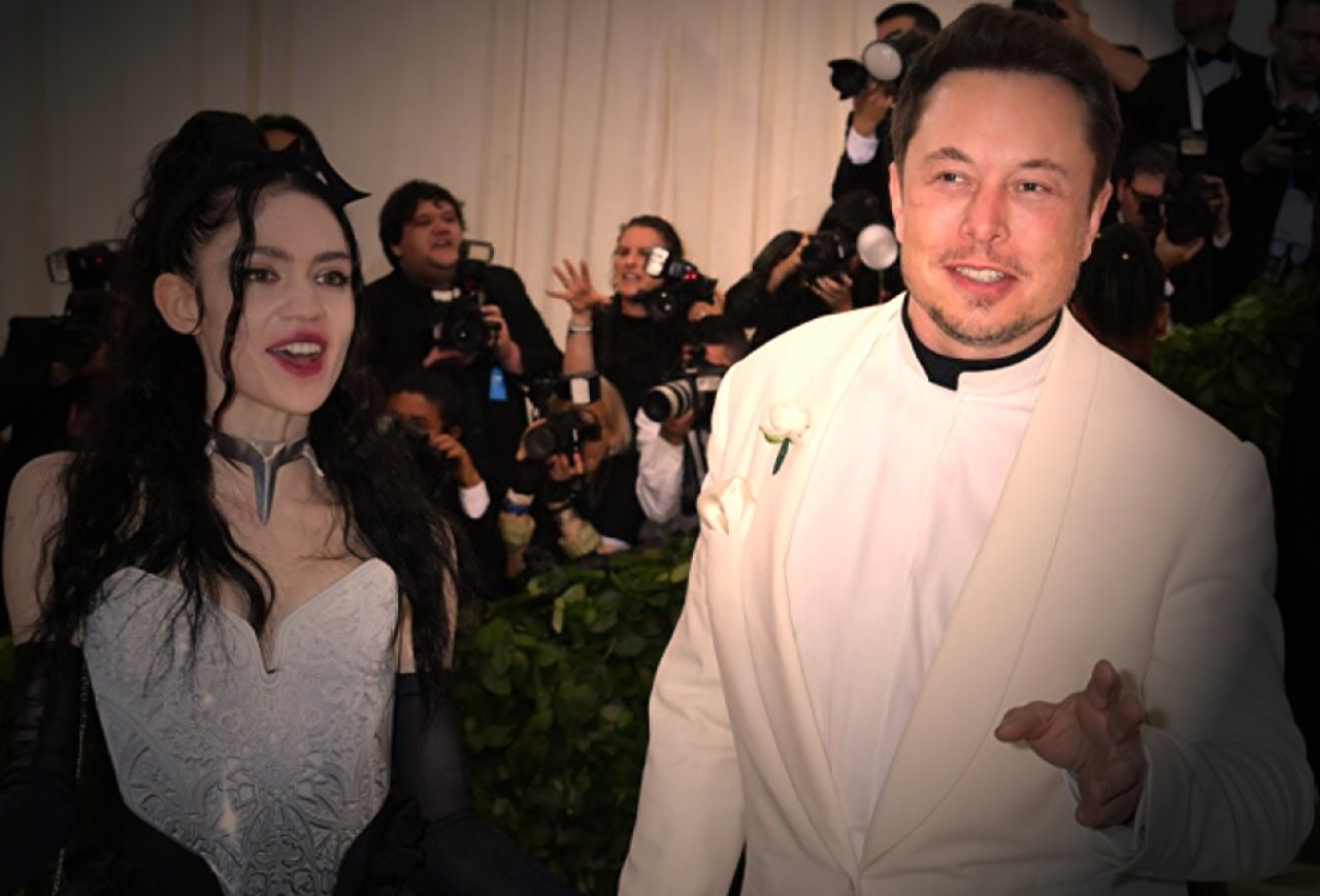 Elon Musk eşi Grimes ile birlikte