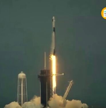 Spacex Roketi 2 insanla havalandı