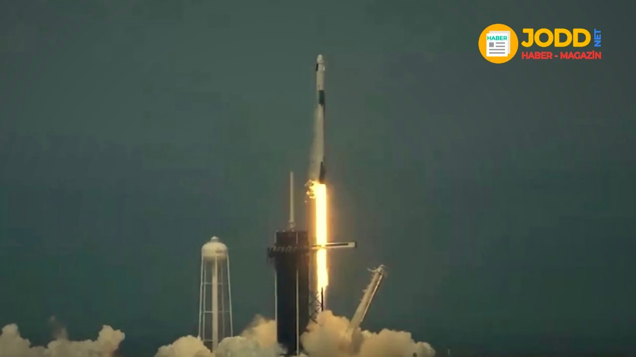 Spacex Roketi 2 insanla havalandı