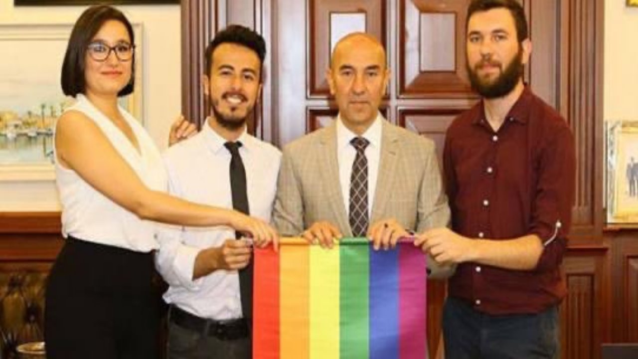 Tunç Soyer ve LGBT eşcinsellik bayrağı
